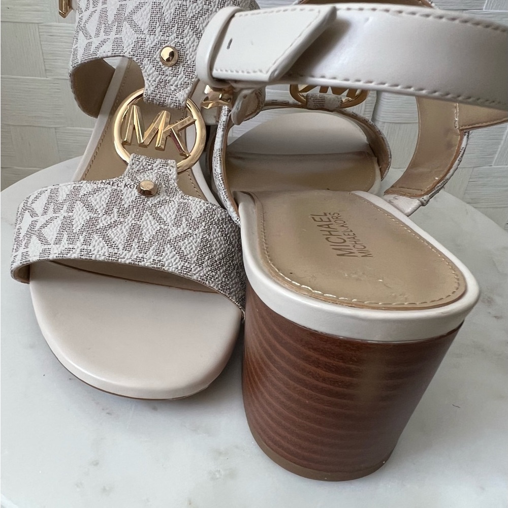 NWOB $150 Michael Kors Size 8 Sandals $99 - Picture 2 of 3